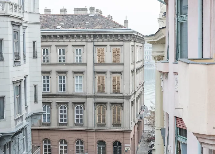 Newsunny Apartment At The Budacastle