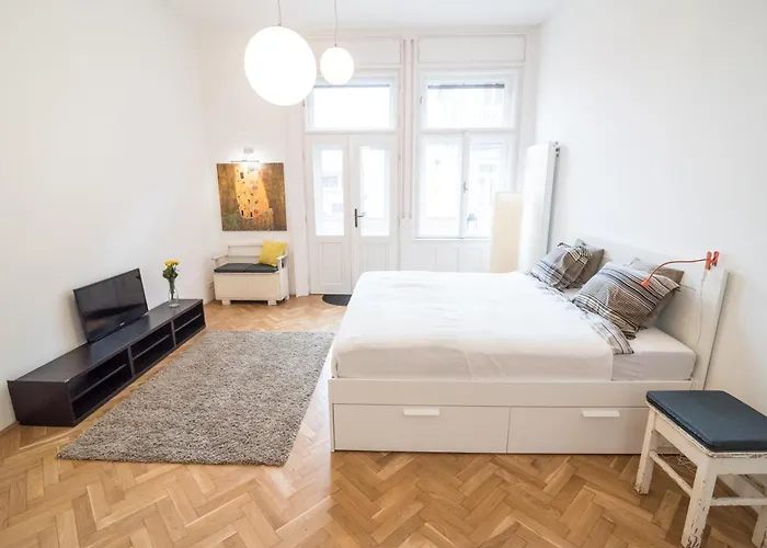 Newsunny Apartment At The Budacastle
