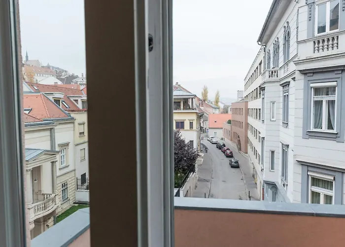 Newsunny Apartment At The Budacastle